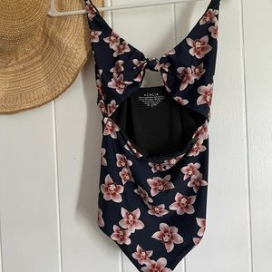 Like new acacia indies in isle size small